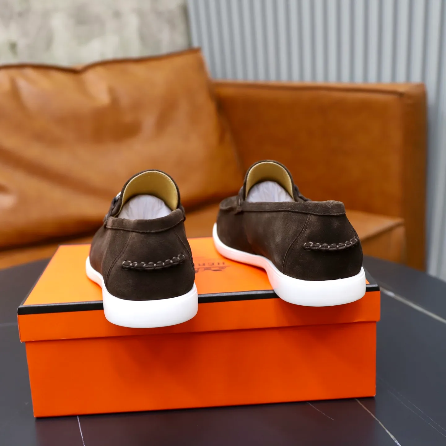 Ex-factory price: 540💰Hermès/Hermès slip-on men's shoes. This shoe is made of imported cow suede leather, with simple and smooth lines, and a 3CM rubber foam ultra-light sole combined with aerodynamic design! Youthful and fashionable, H button decoration, contrasting leather embellishment on the heel, calf lining to gently wrap your feet, with embossed logo cowhide feet, leather rock strips, casual and urban style, highlighting youthful vitality, sports and leisure version, super versatile Size number: 38-39-40-41-42-43-44 Standard leather shoe size (45 can be customized but does not support returns)